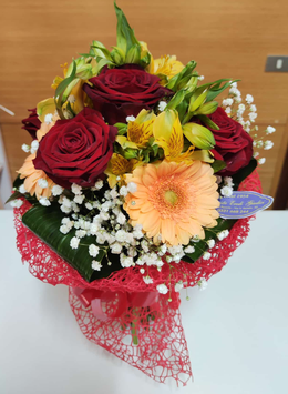 Bouquet per laurea con rose rosse, gerbere, alstroemerie, gypsophila, aspidistra