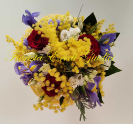 Bouquet con mimosa, 3 rose rosse, iris blu e lisianthus