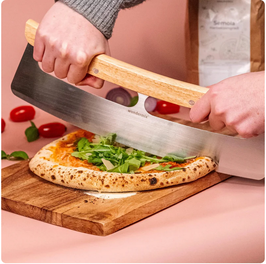 Pizza-Wiegemesser mit Bambus-Holzgriff
