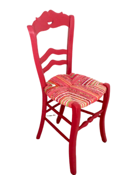 Chaise ancienne en bois naturel, paillée en torons de tissus rouge et roses, dossier coeur
