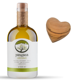 Olivenöl und ein Herz aus Olivenholz