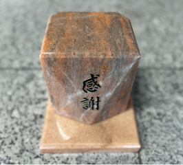 だんらん家庭墓　三角ダイヤ型　ピンク