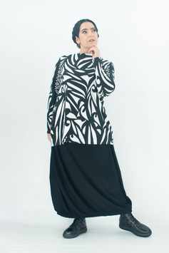 Extravagantes Longshirt mit ausgefallenem schwarz-weißen Druck und U-Boot Ausschnitt