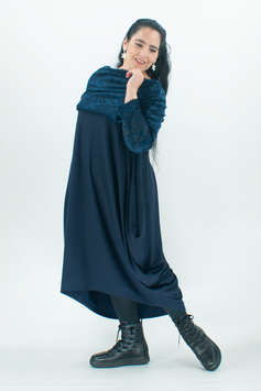 Festliches, blaues Kleid mit großem Kragen und Ärmeln aus Ausbrennersamt