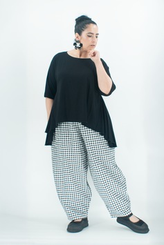 Leichte Karottenhose für Damen aus Seersuckerstoff in schwarz-weiß