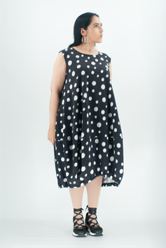 Ärmelloses Ballonkleid in Midilänge aus Baumwolljersey für Damen / schwarz weiß gepunktetes Sommerkleid