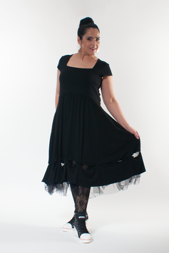 Schwarzes Jersey Kleid mit eckigem Ausschnitt, kurzen Ärmeln und Tüll