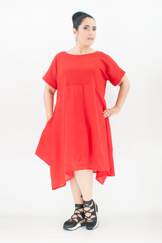 Kurzes rotes Sommerkleid mit asymmetrischem Rock