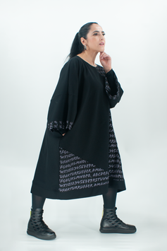 Oversize T-Shirt Kleid mit geometrischen Teilungsnähten und Buchstabendruck