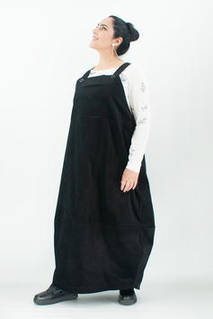 Schwarzes Latzkleid aus Cord in Maxilänge