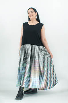 Luftiges ärmelloses Kleid mit kariertem Rock und großen Taschen