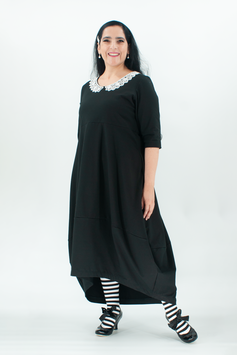 Schwarzes Ballonkleid mit Spitzenkragen