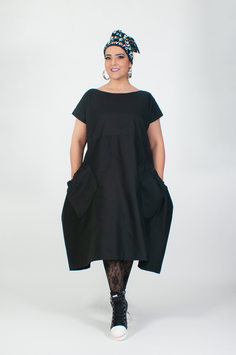 Schwarzes Kleid für große Größen/ Avantgardistisches Sommerkleid mit großen Taschen