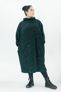 Oversized Strickkleid für Damen aus Leostrick in verschiedenen Farbvariationen