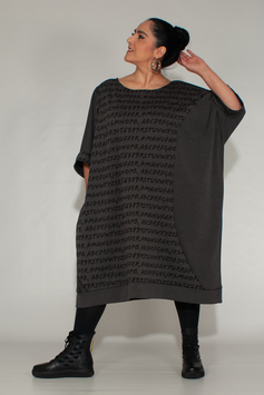 Oversize T-Shirt Kleid mit geometrischen Teilungsnähten und Buchstabendruck