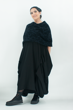 Elegante, blaue Pelerine mit schwarzem Flockdruck