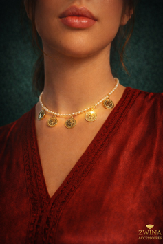 AMANI - Elegante Perlenkette mit Münzen in Goldoptik