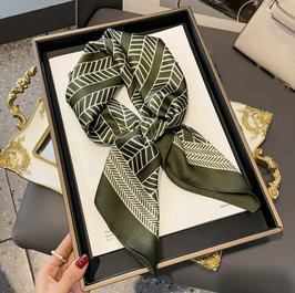 F0120 / Quadratischer Schal 70x70 cm, Farbe grün, Polyester