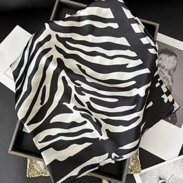 F0130 / Quadratischer Schal 70x70 cm, schwarz-weiss Zebra-Muster