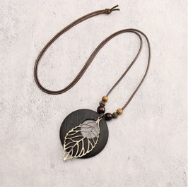 K003-1 / Lange Kette mit Holzring schwarz, Holzperlen und Metallblatt (Zinklegierung), Band in Wachs-Seil, Länge ca. 88 cm