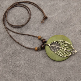 K003-3 / Lange Kette mit Holzring grün, Holzperlen und Metallblatt (Zinklegierung), Band in Wachs-Seil, Länge ca. 88 cm