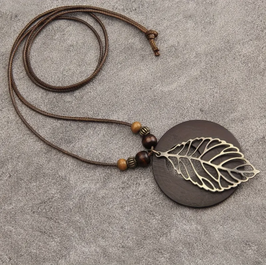 K003-2 / Lange Kette mit Holzring braun, Holzperlen und Metallblatt (Zinklegierung), Band in Wachs-Seil, Länge ca. 88 cm