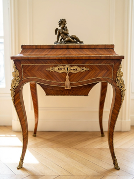 Elegante Kommode im Stil des französischen Rokoko oder Louis XV