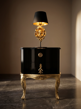Barockkommode mit Tischlampe