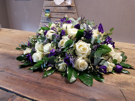 rouwarrangement wit/paarse tinten
