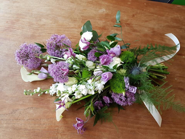 rouwboeket met paarse alliums
