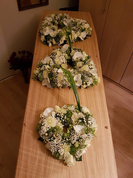 kistbedekking met drie open rouwharten