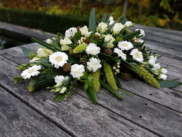 rouwarrangement in witte tinten