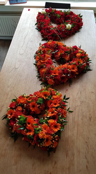 kistbedekking met drie rouwharten