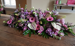 rouwarrangement met roze/witte bloemen