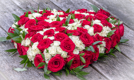 rouwhart met witte en rode rozen