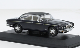 Jaguar XJ6 Series II 1973-1979 RHD dunkelblau / matt-schwarz