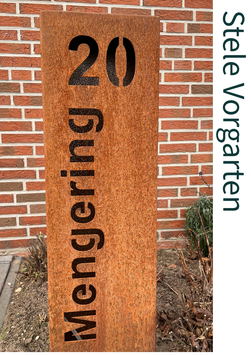 Stele mit Hausnummer/Name aus Cortenstahl