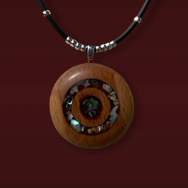 Anhänger aus Holz und Abalone Muscheln Fragmenten im Harz
