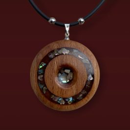 Anhänger aus Holz und Abalone Muscheln Fragmenten im Harz