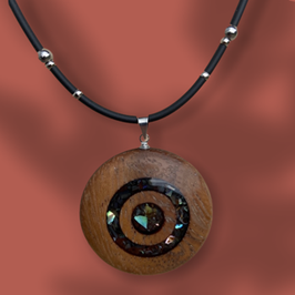 Anhänger aus Holz und Abalone Muscheln Fragmenten im Harz