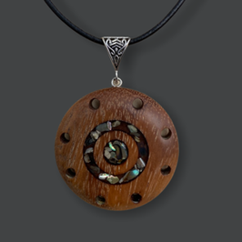 Anhänger aus Holz und Abalone Muscheln Fragmenten im Harz