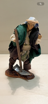 Terrakotta Ankleidefigur "Mann mit Hacke" 8 cm