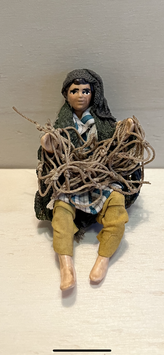 Terrakotta Ankleidefigur "sitzender Fischer" 8 cm