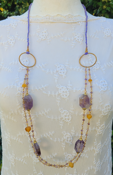 Luxuriöse, variable Edelsteinkette mit Amethyst, Seide und litauischem Bernstein, vergoldet