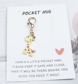 Pocket hug (giraf sleutelhangertje)