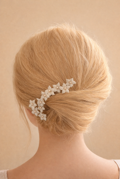 Moderner Brauthaarkamm mit zarten Blüten – Clean Chic