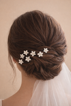 Haarnadel mit weißen Blüten