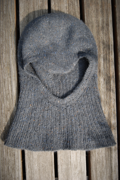 Balaclava Delphinium mit Schirm (optional)
