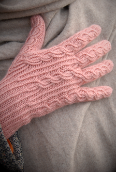 Strickanleitung für Fingerhandschuhe Clematis mit Zopfmuster