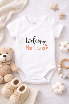 Body Welcome mit Name personalisiert - gold/lilablau irisiert/ocker/goldrosé/rosa/pink/schwarz/aubergine/hellblau/dunkelblau